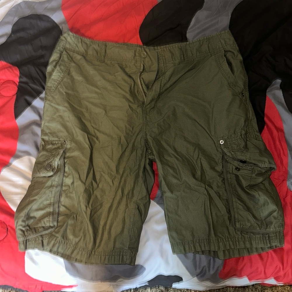 Men’s good condition cargo shorts.